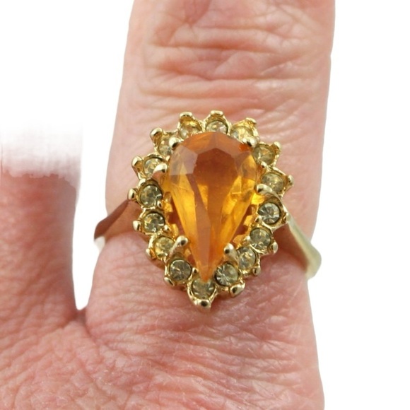 Vintage gold cubic zirconia statement ring - Picture 2 of 9